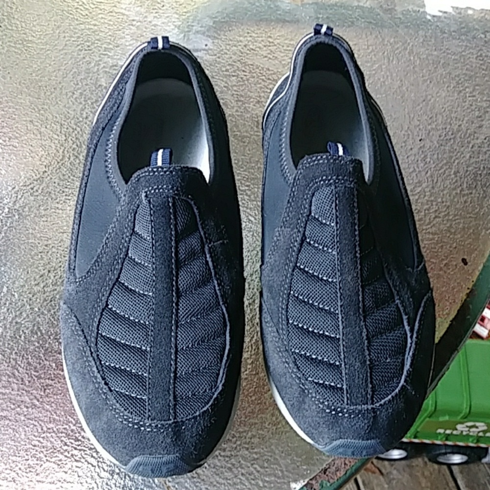 Womens Easy spirit slipon comfort tennis shoes.